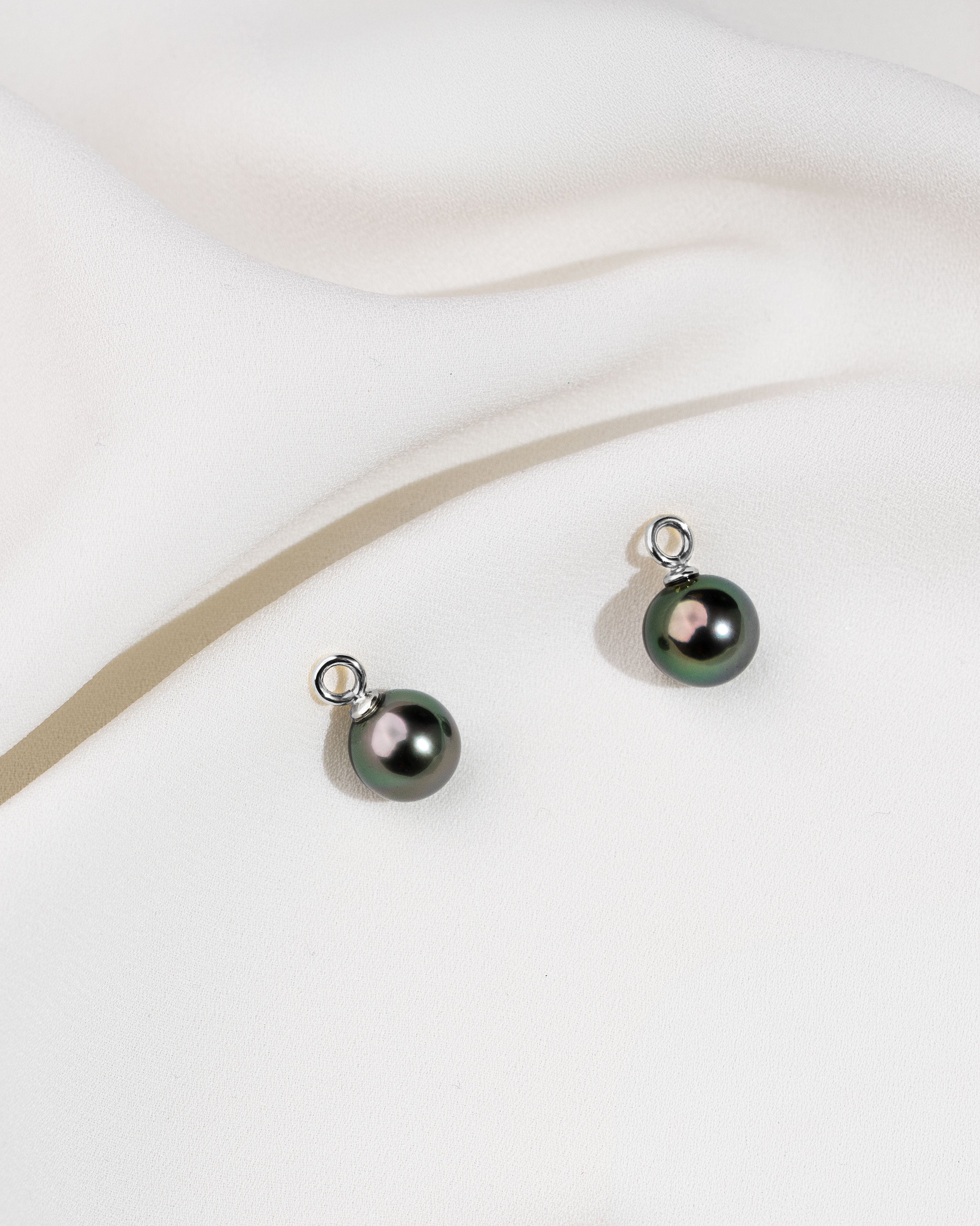 Charms de Oro Blanco de 18k con Perla Tahití Redonda