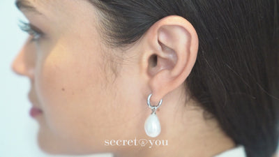 Aros de oro blanco de 18k con perla barroca