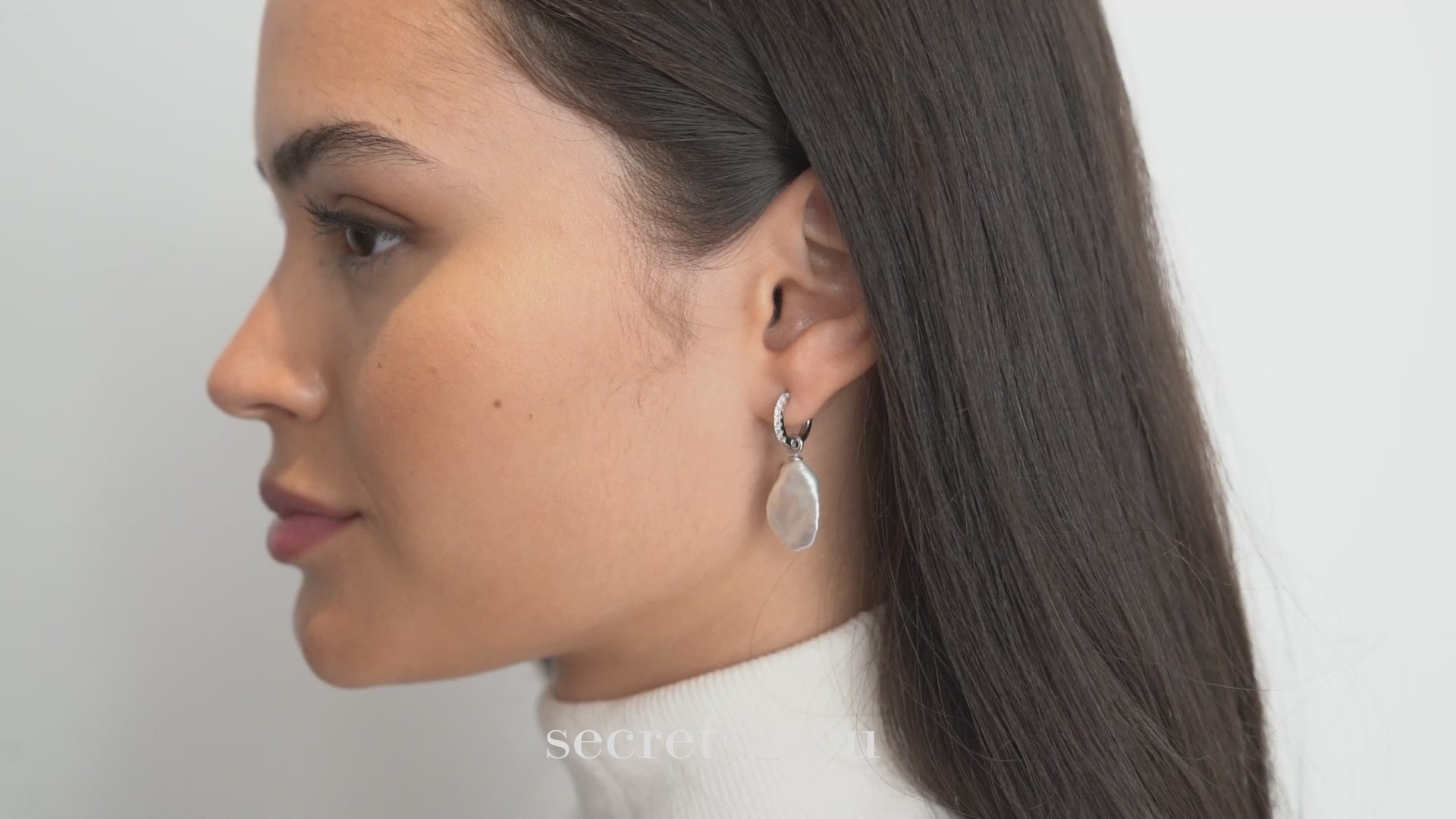 Aros de oro blanco 18k con diamantes y perla keshi