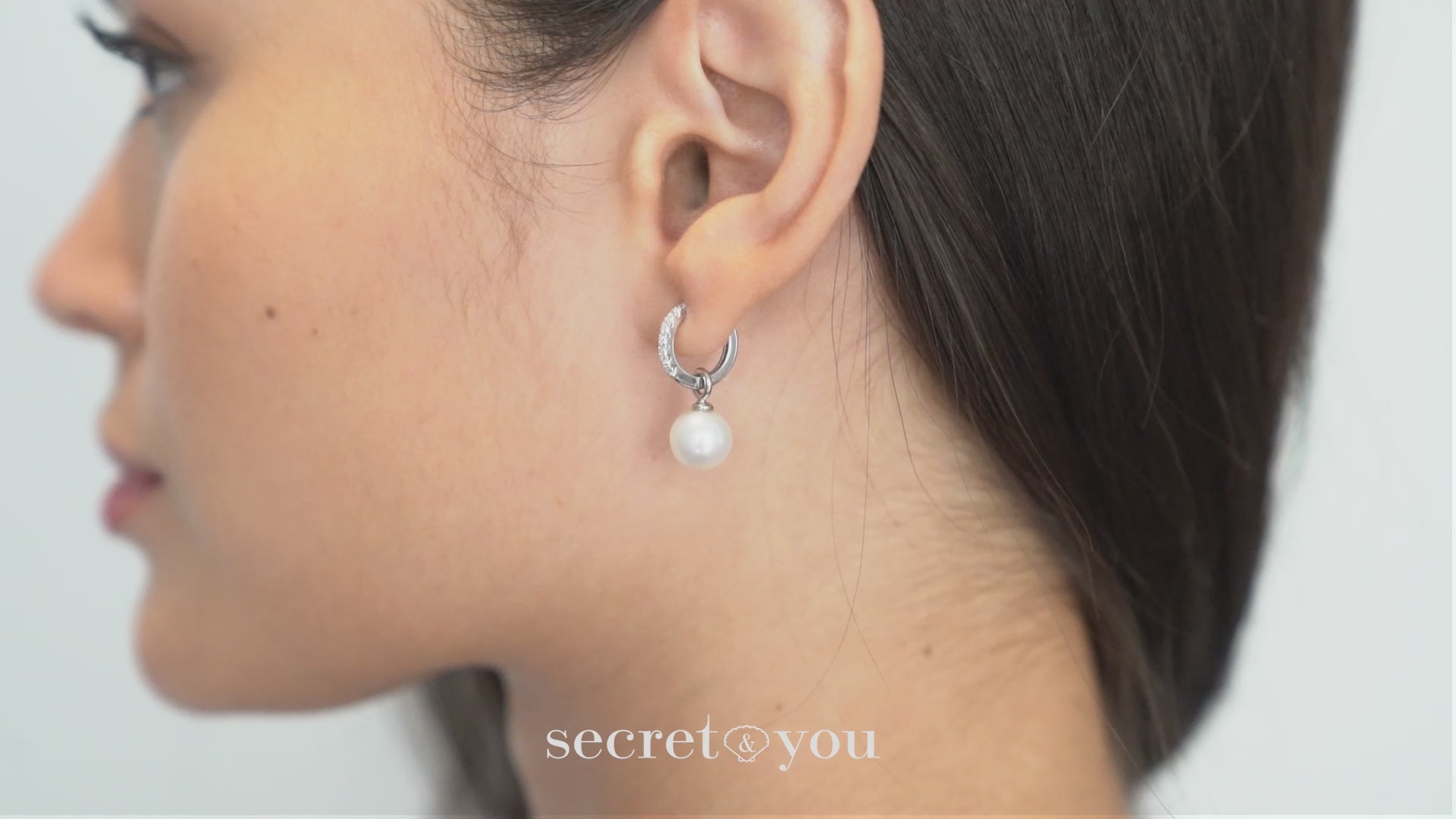 Aros de oro blanco de 18k con diamantes y perla redonda 12 mm secret & you