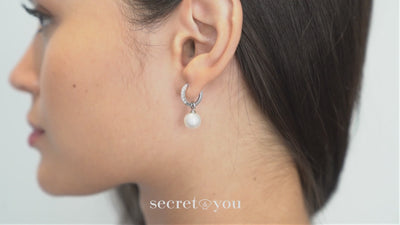 Aros de oro blanco de 18k con diamantes y perla redonda 12 mm secret & you