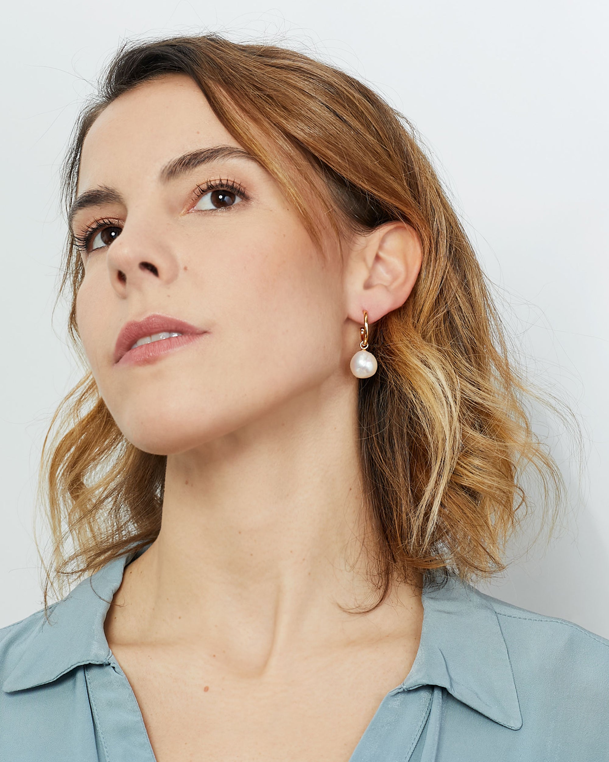 Pendientes de aros de plata bañada en oro de 18K con perlas barrocas de 11-13 mm Secret & You