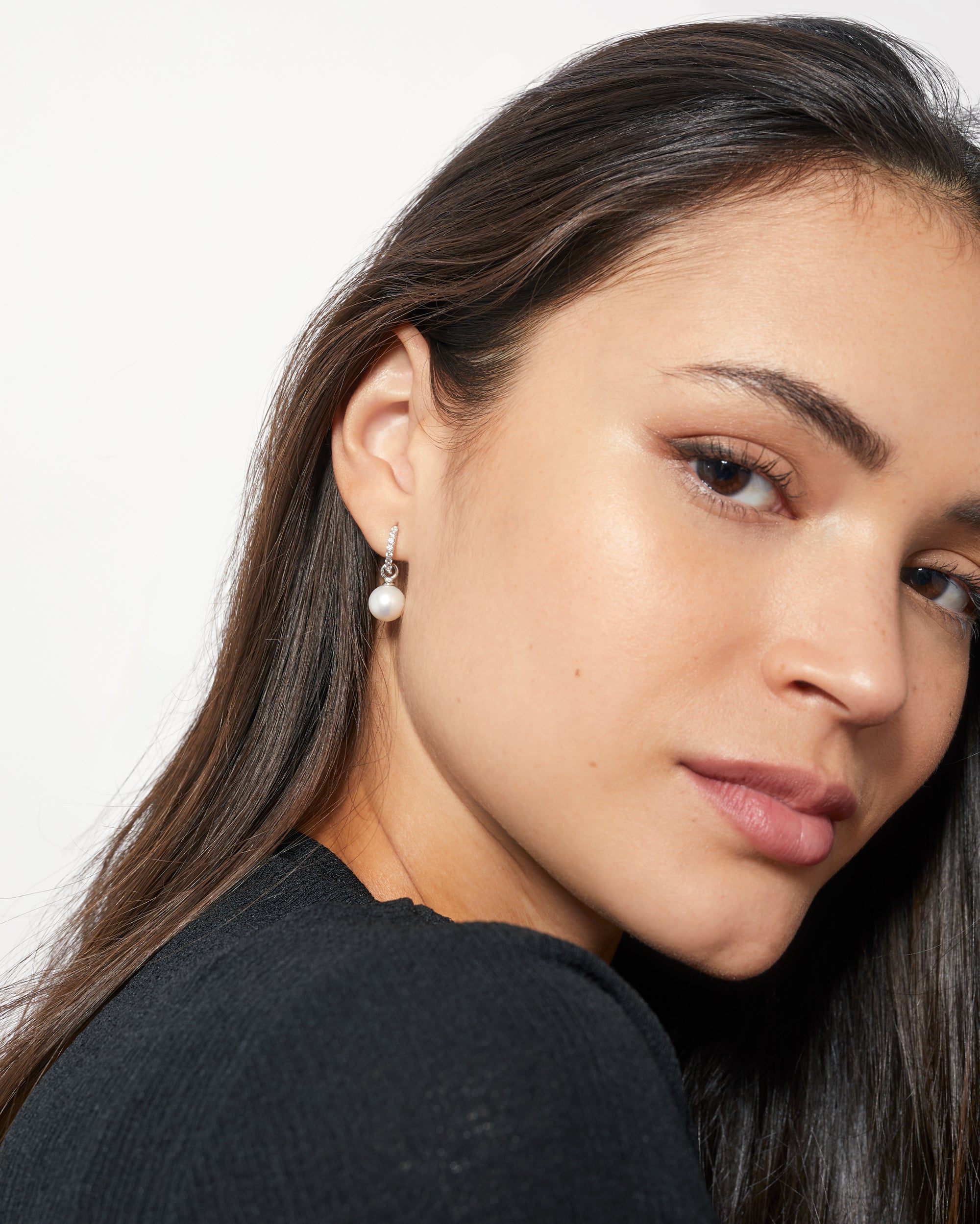 Aros de oro blanco de 18k con diamantes y perla redonda 12 mm secret & you