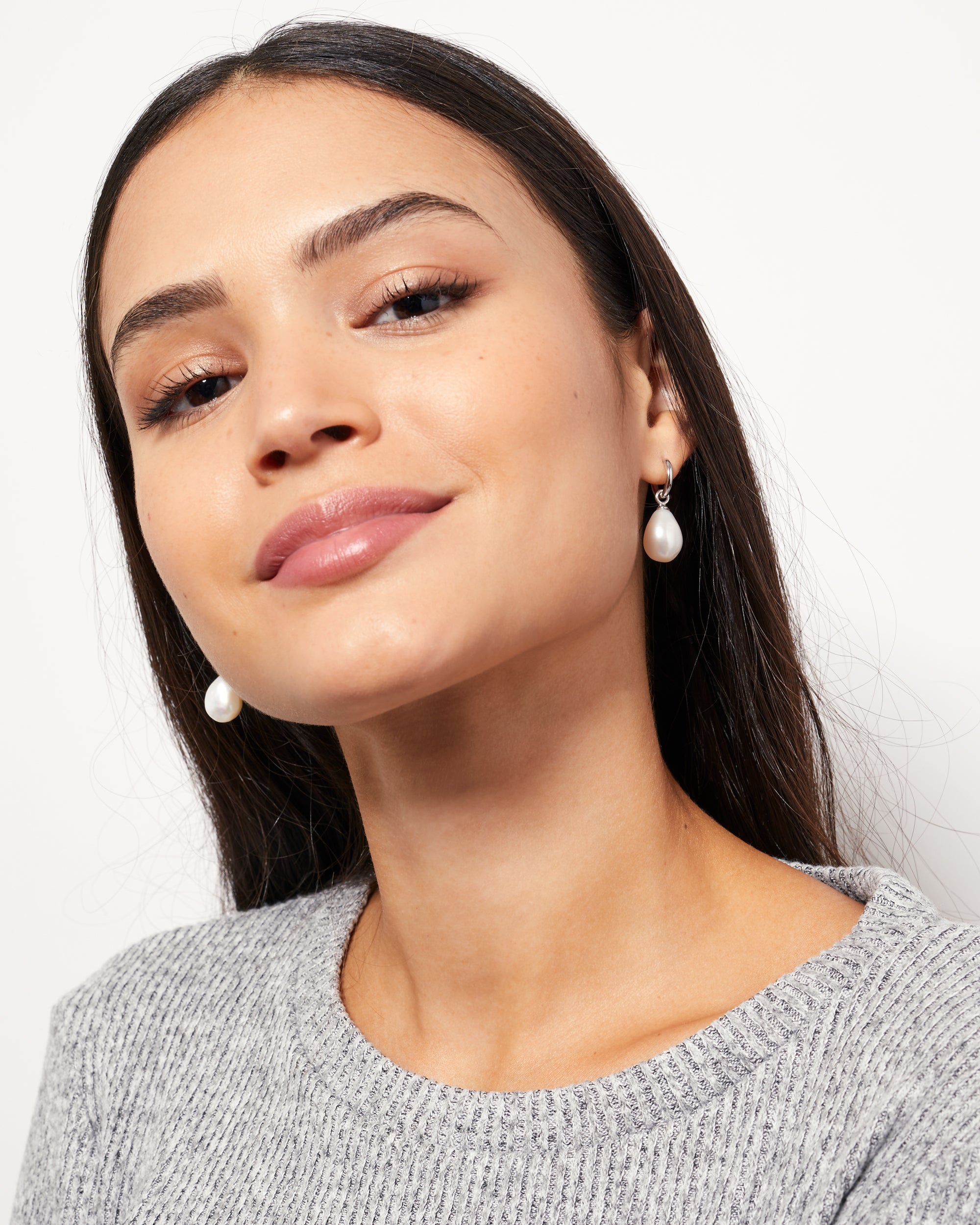 Aros de oro blanco de 18k con perla barroca
